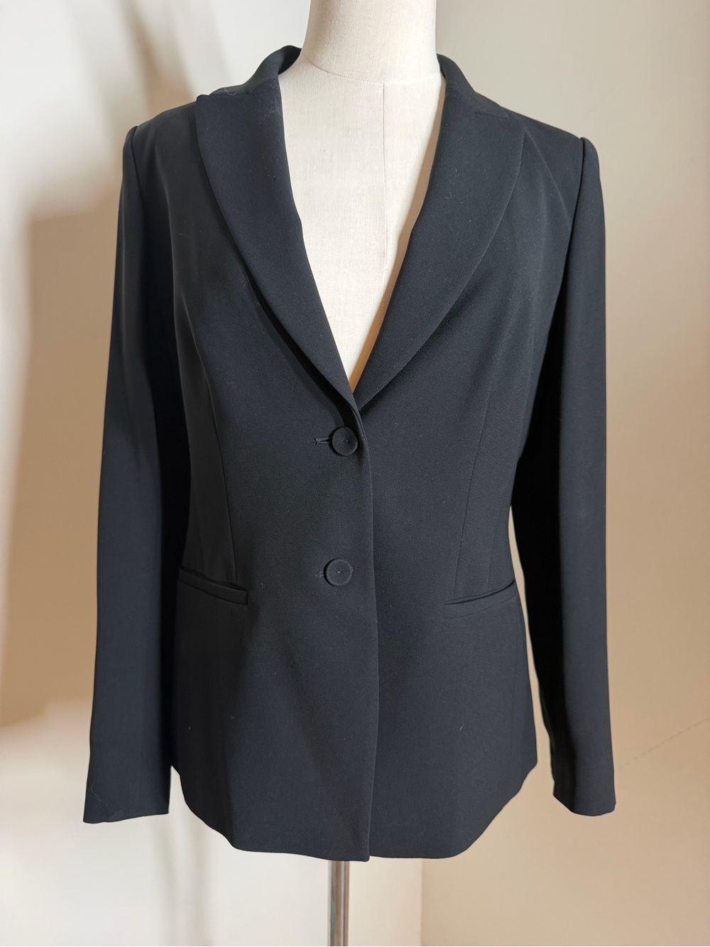 Lafayette 148 Women’s Classic Tailored -SZ 4- Black Blazer Jacket 2 Button Close